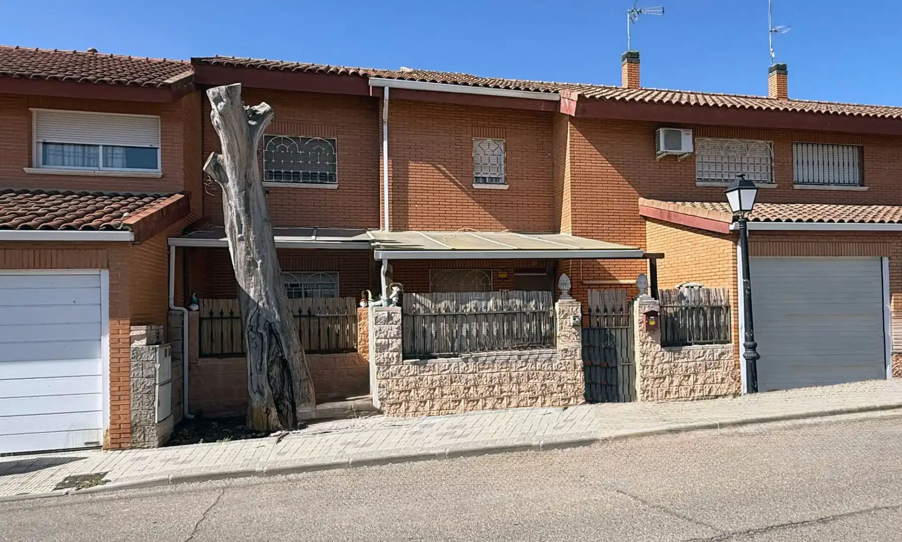 Vista exterior de Casa adosada en venta en Villa del Prado con Aire acondicionado y Terraza