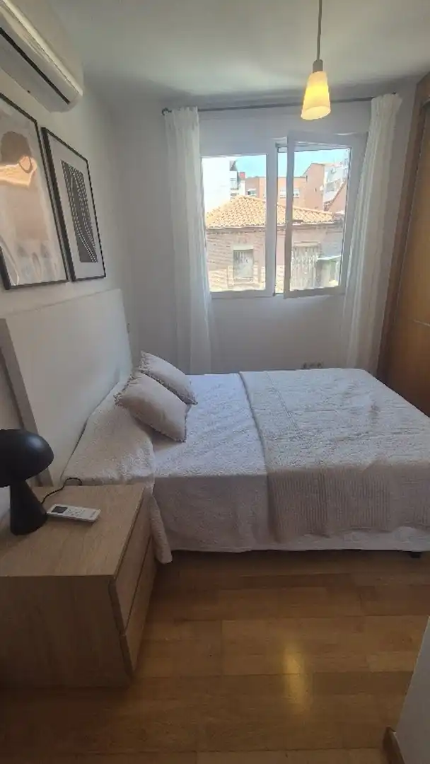 Schlafzimmer von Wohnung zur Miete in Madrid mit Klimaanlage, Heizung und Möbliert