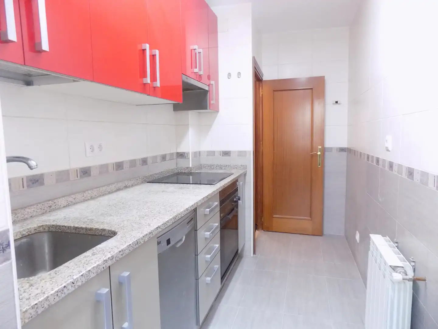 Cuina de Pis de lloguer en Madrid amb Calefacció, Terrassa i Forn