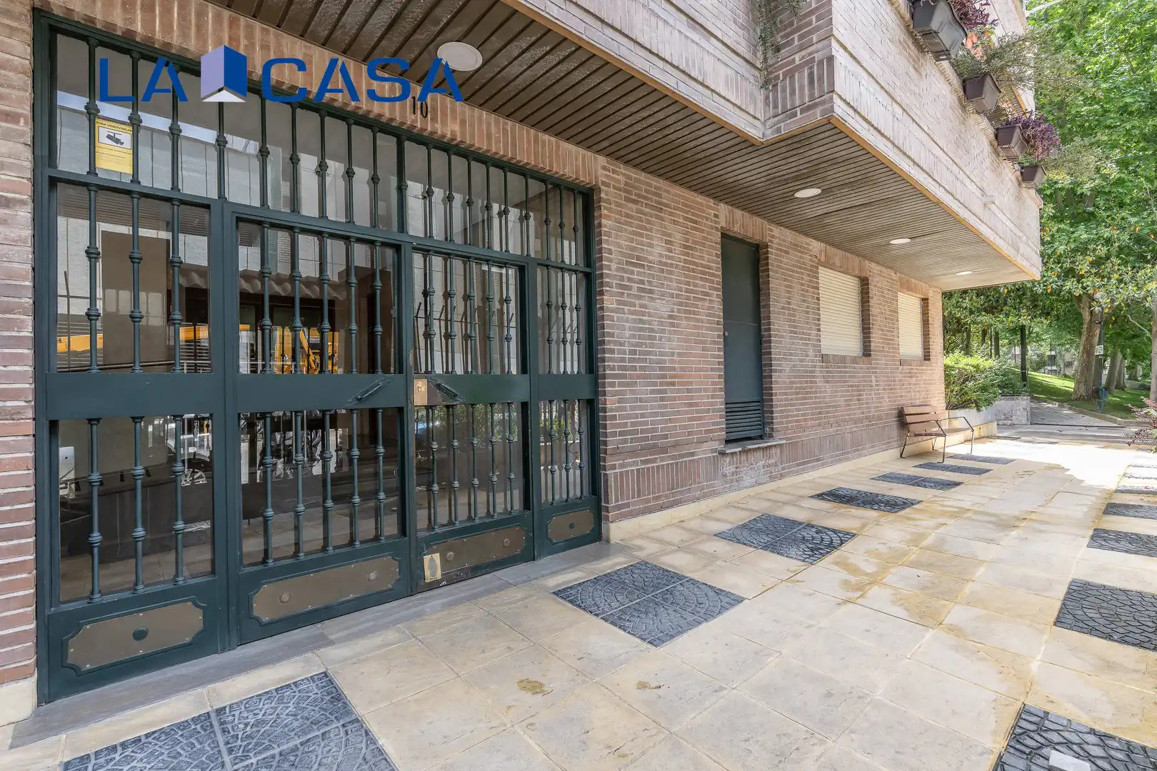 Vista exterior de Pis en venda en Madrid amb Calefacció, Terrassa i Piscina