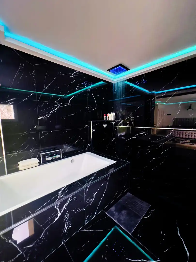 Baño de Planta baja de alquiler en Benahavís con Aire acondicionado, Jardín privado y Terraza
