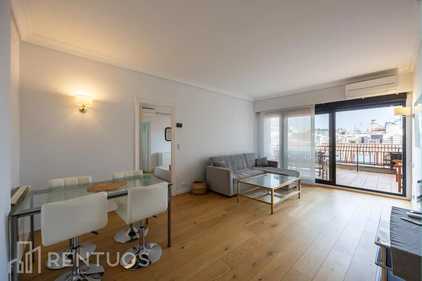 Wohnzimmer von Dachboden zur Miete in Madrid mit Klimaanlage, Parkett und Terrasse