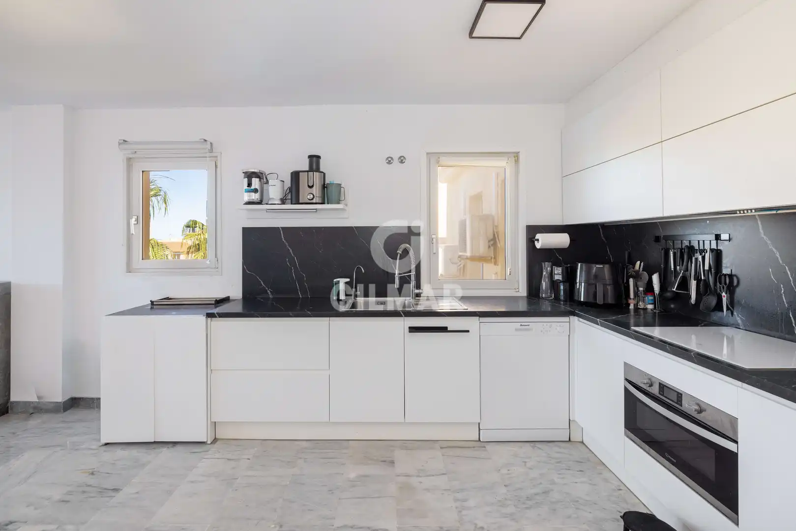 Küche von Wohnung zum Verkauf in Benalmádena mit Heizung, Privatgarten und Abstellraum