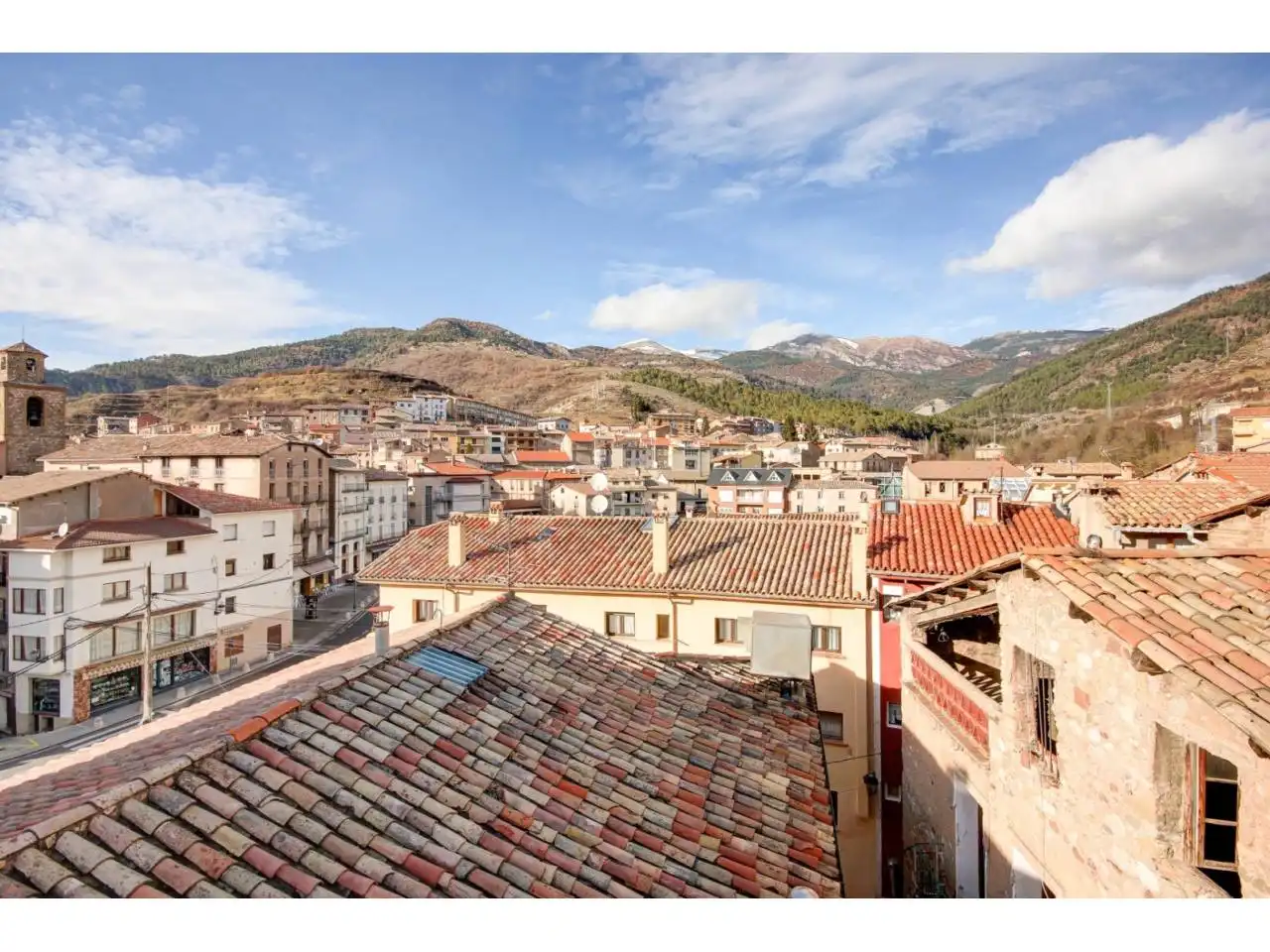 Vista exterior de Finca rústica en venda en La Pobla de Lillet amb Calefacció