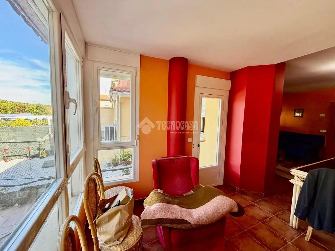 Sala de estar de Casa adosada en venta en Fuensaldaña con Aire acondicionado y Alarma