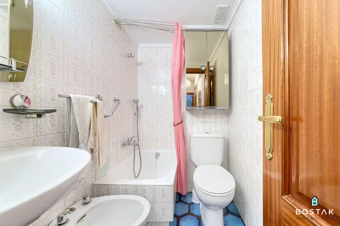Bathroom of Flat for sale in Bilbao   with Heating, Furnished and Balcony