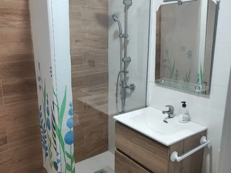 Badezimmer von Geschaftsraum zur Miete in Almería mit Klimaanlage, Heizung und Parkett