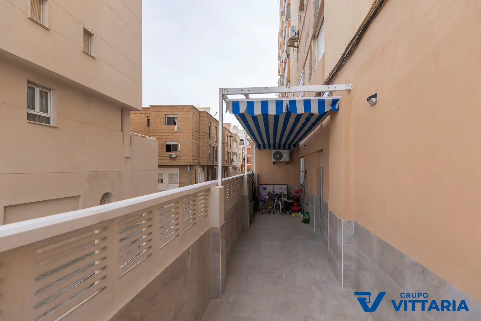 Vista exterior de Piso en venta en Almería con Aire acondicionado, Terraza y Trastero