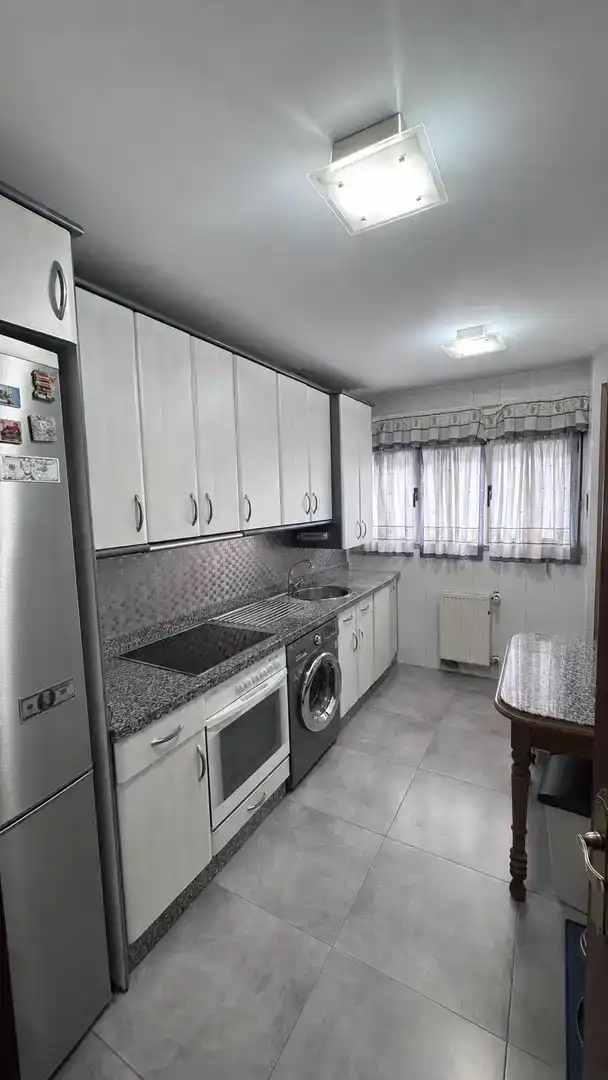 Cuina de Pis en venda en Oviedo  amb Traster