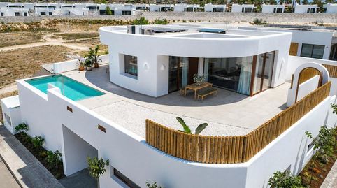 Villas independientes con 4 dormitorios, sótano y piscina en La Finca Golf Resort