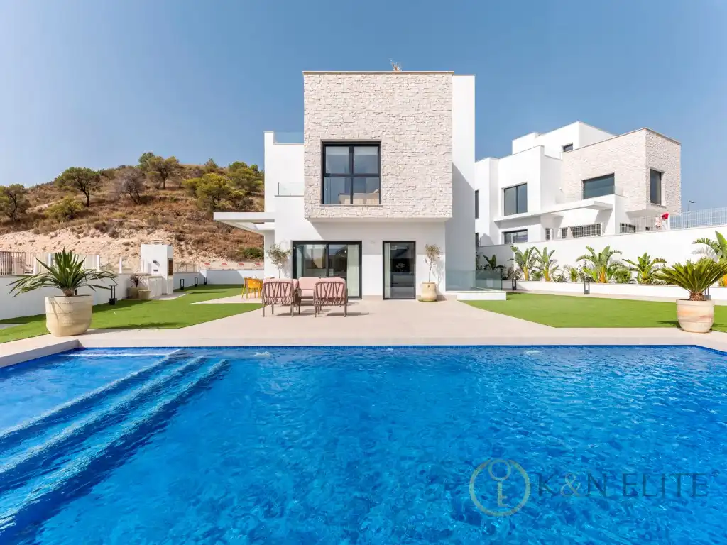 Casa amb piscina en venda a Avenida Barcelona