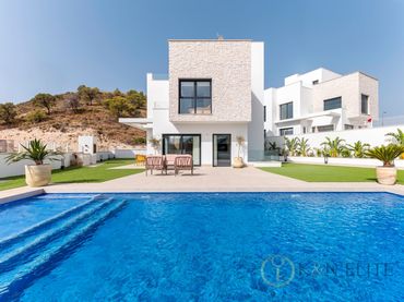 Casa amb piscina en venda a Avenida Barcelona