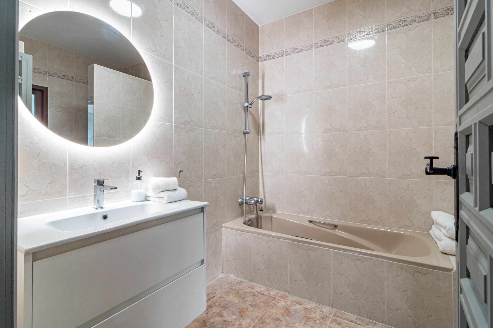 Bathroom of House or chalet to rent in Marbella  with Air Conditioner, Private garden and Parquet flooring