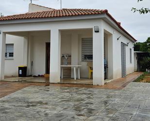 Vista exterior de Casa o xalet en venda en Chiclana de la Frontera amb Aire condicionat, Jardí privat i Traster