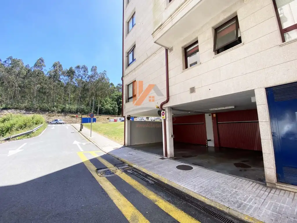 Parkplatz von Wohnung zum Verkauf in Ames mit Ofen
