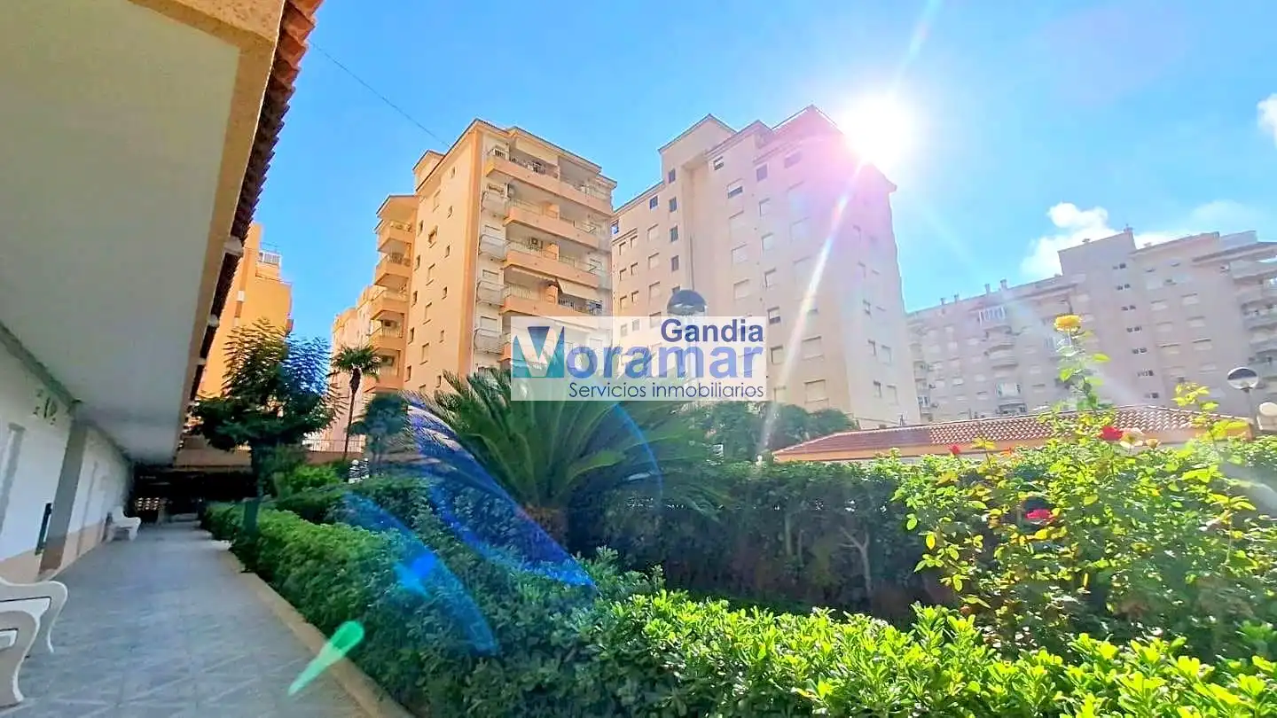 Vista exterior de Apartament en venda en Gandia amb Aire condicionat, Jardí privat i Terrassa