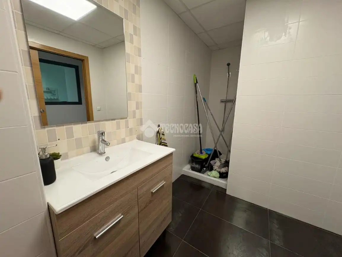 Bathroom of Commercial properties for rent in Xirivella  with Air Conditioner