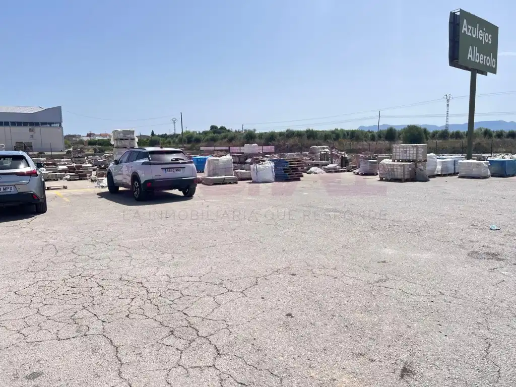 Parkplatz von Fabrikhallen zum Verkauf in Quatretonda