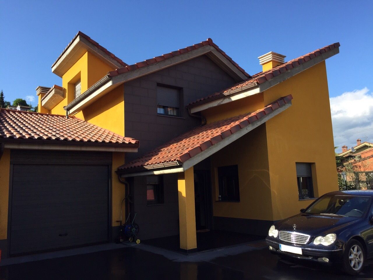 Vista exterior de Casa o xalet en venda en Langreo amb Jardí privat, Terrassa i Moblat
