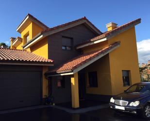 Vista exterior de Casa o xalet en venda en Langreo amb Jardí privat, Terrassa i Moblat