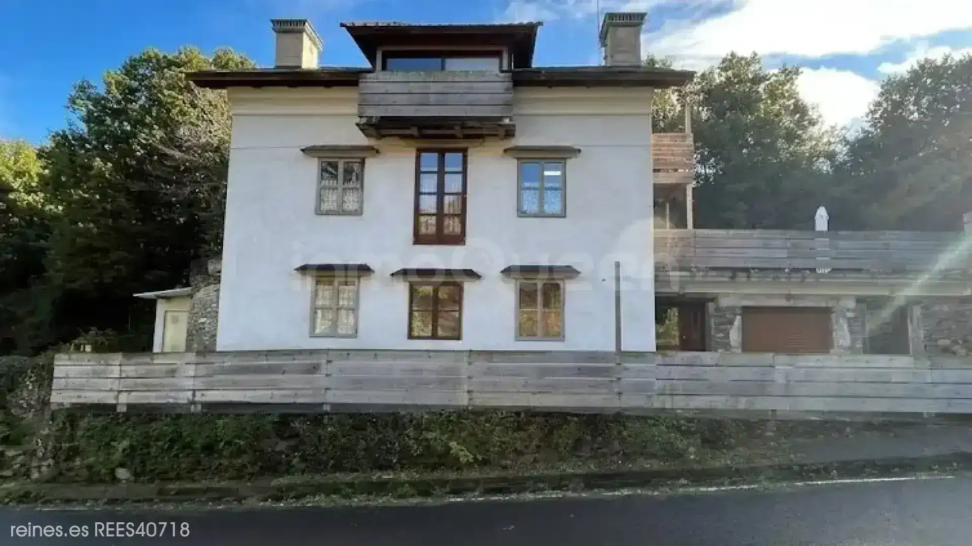 Vista exterior de Casa o xalet en venda en El Franco  amb Aire condicionat, Calefacció i Terrassa