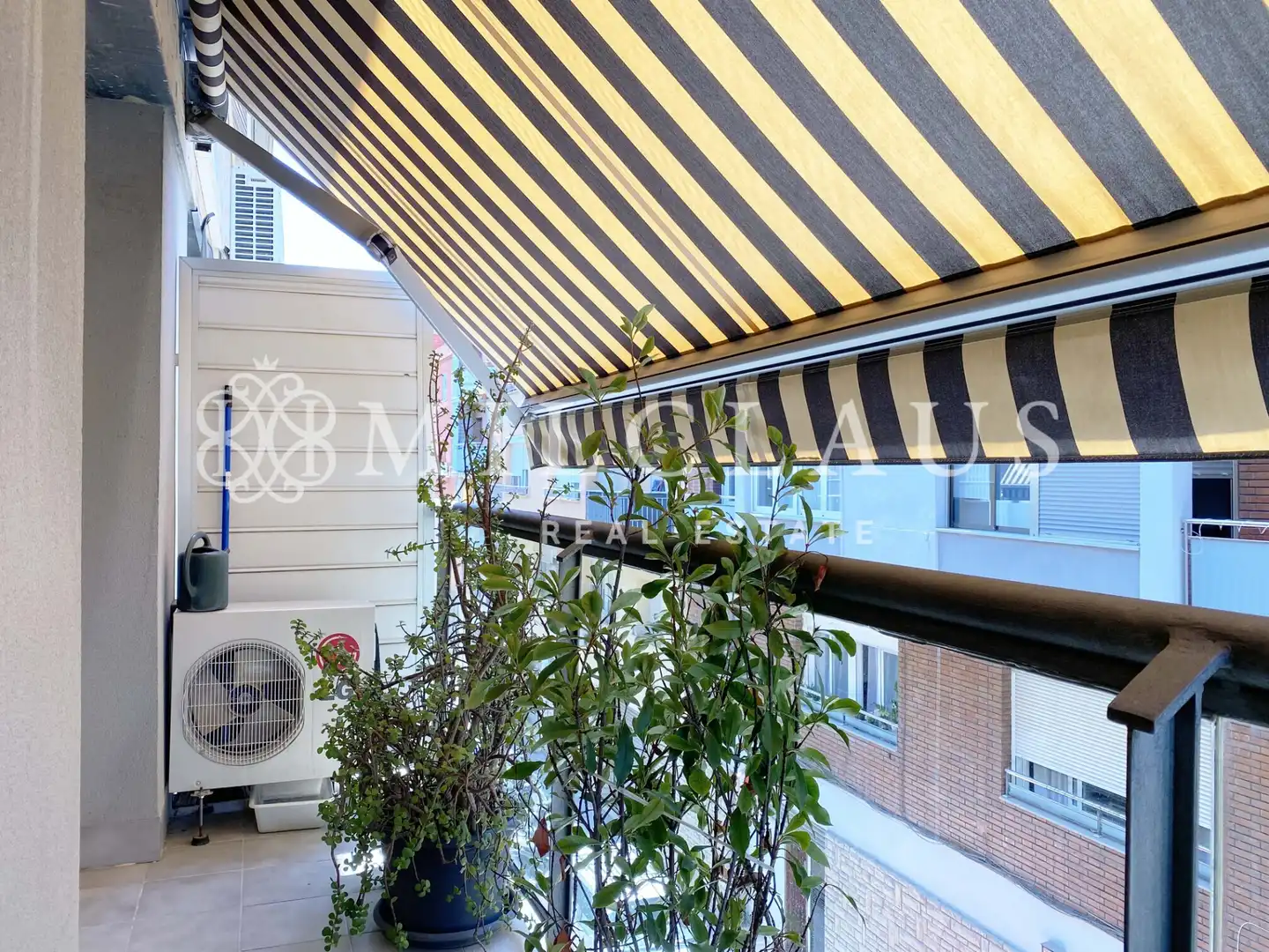 Terrasse von Einfamilien-Reihenhaus zum Verkauf in L'Hospitalet de Llobregat mit Klimaanlage, Heizung und Parkett
