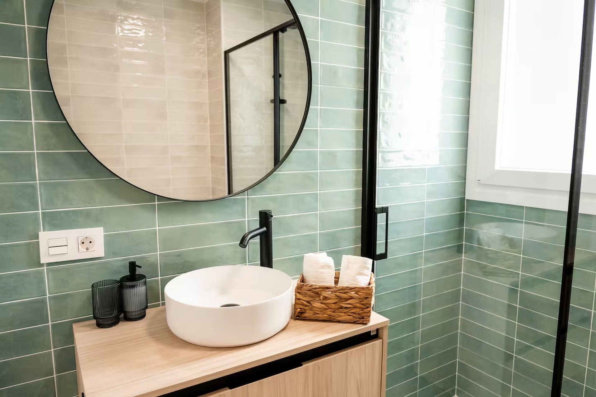 Bathroom of Flat to rent in  Almería Capital  with Air Conditioner, Furnished and TV