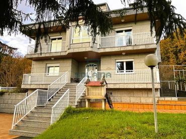 Villa con balcone in vendita a Coles