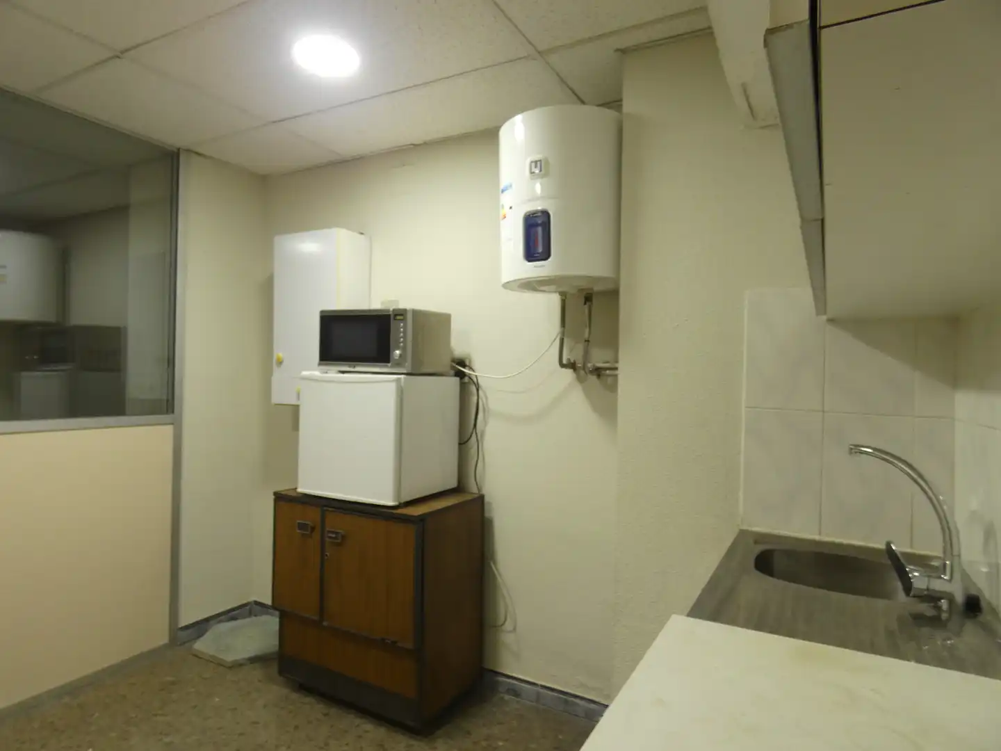 Cocina de Oficina de alquiler en Barcelona con Aire acondicionado y Amueblado