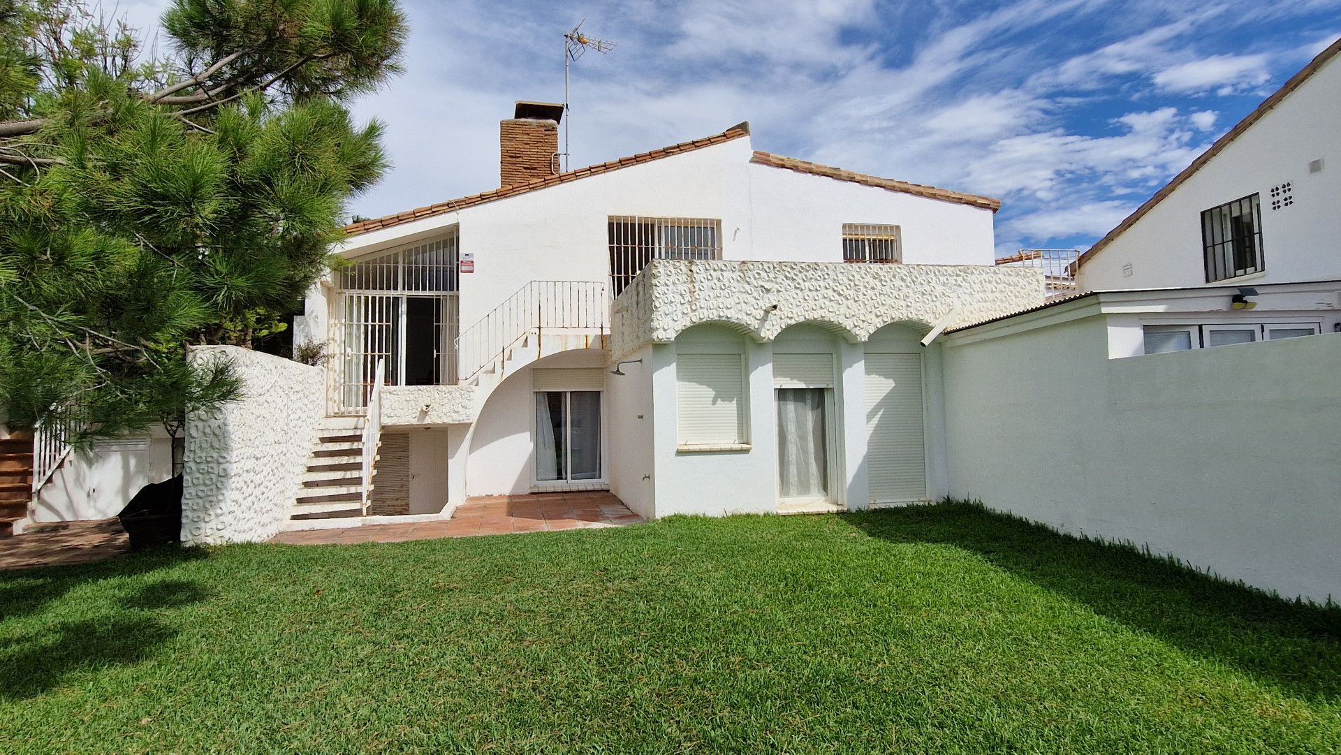 Vista exterior de Casa adosada en venda en Estepona amb Jardí privat, Terrassa i Traster