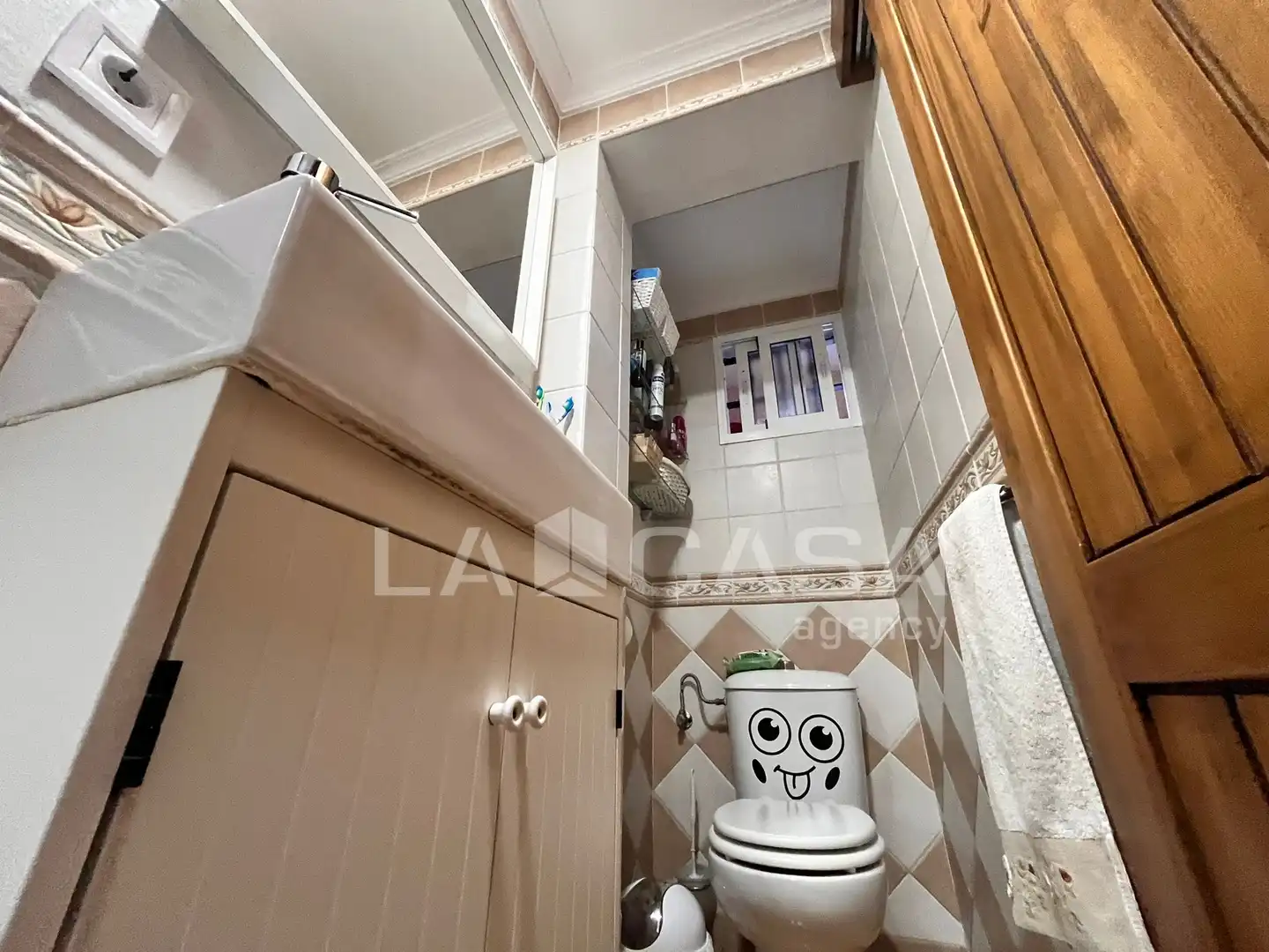 Badezimmer von Einfamilien-Reihenhaus zum Verkauf in Algeciras mit Klimaanlage, Abstellraum und Schwimmbad