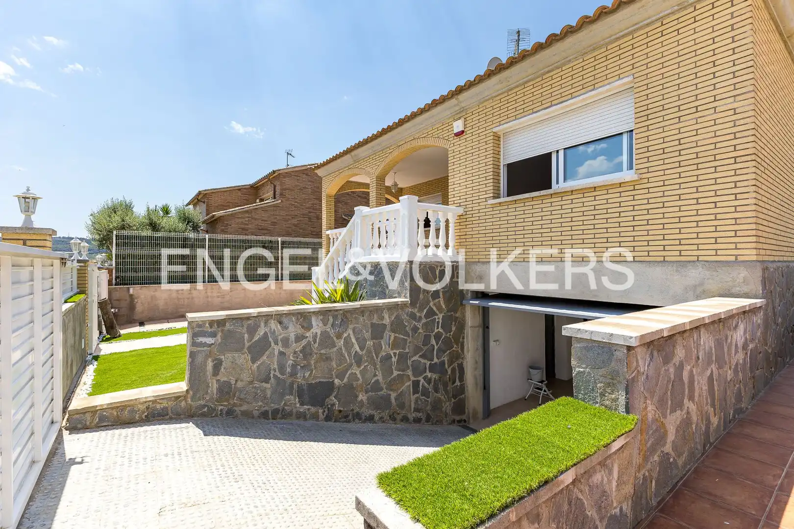 Vista exterior de Casa o xalet en venda en Sant Cugat Sesgarrigues amb Aire condicionat i Calefacció