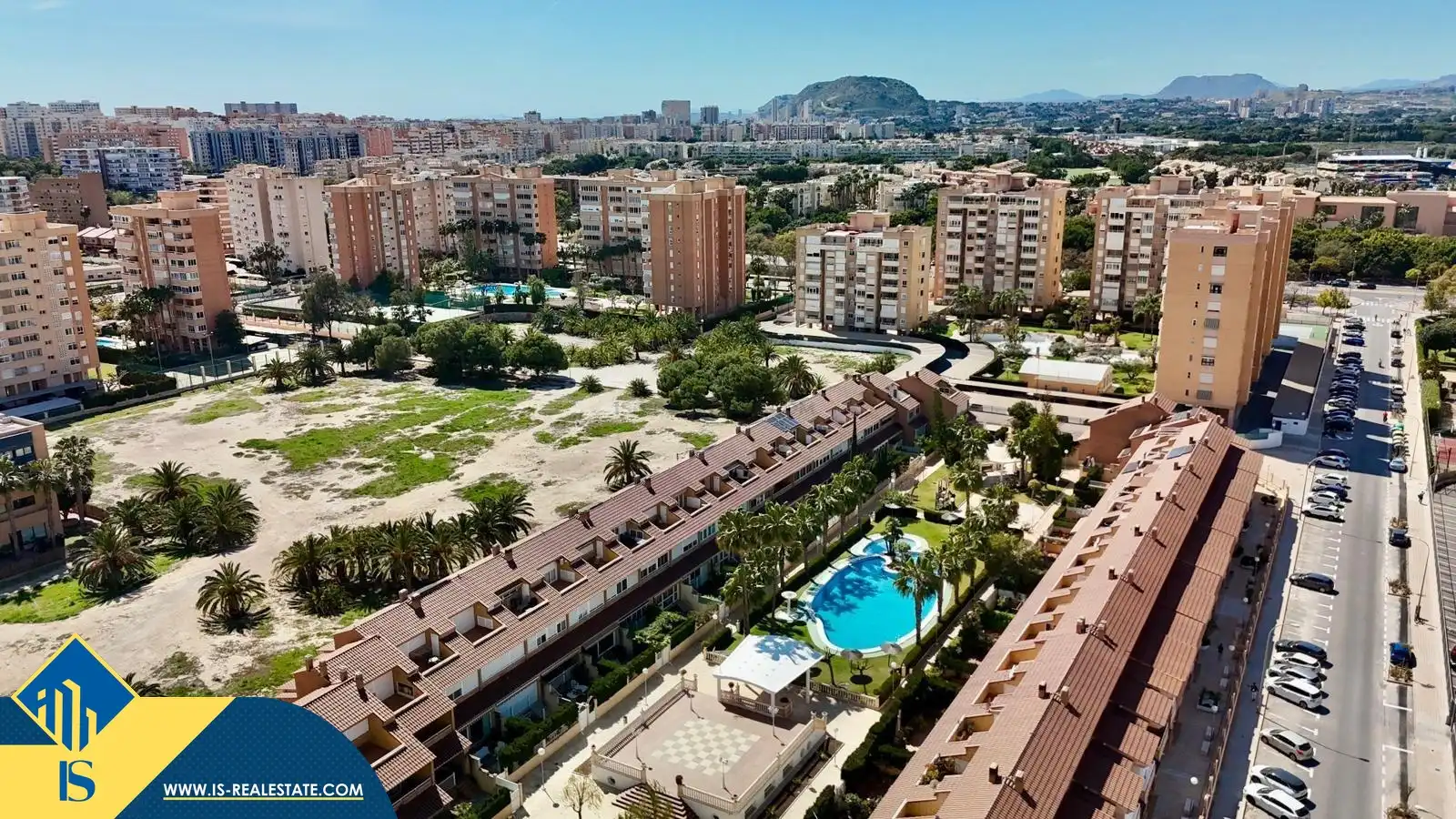 Vista exterior de Casa o xalet en venda en Alicante / Alacant amb Terrassa, Moblat i Piscina comunitària