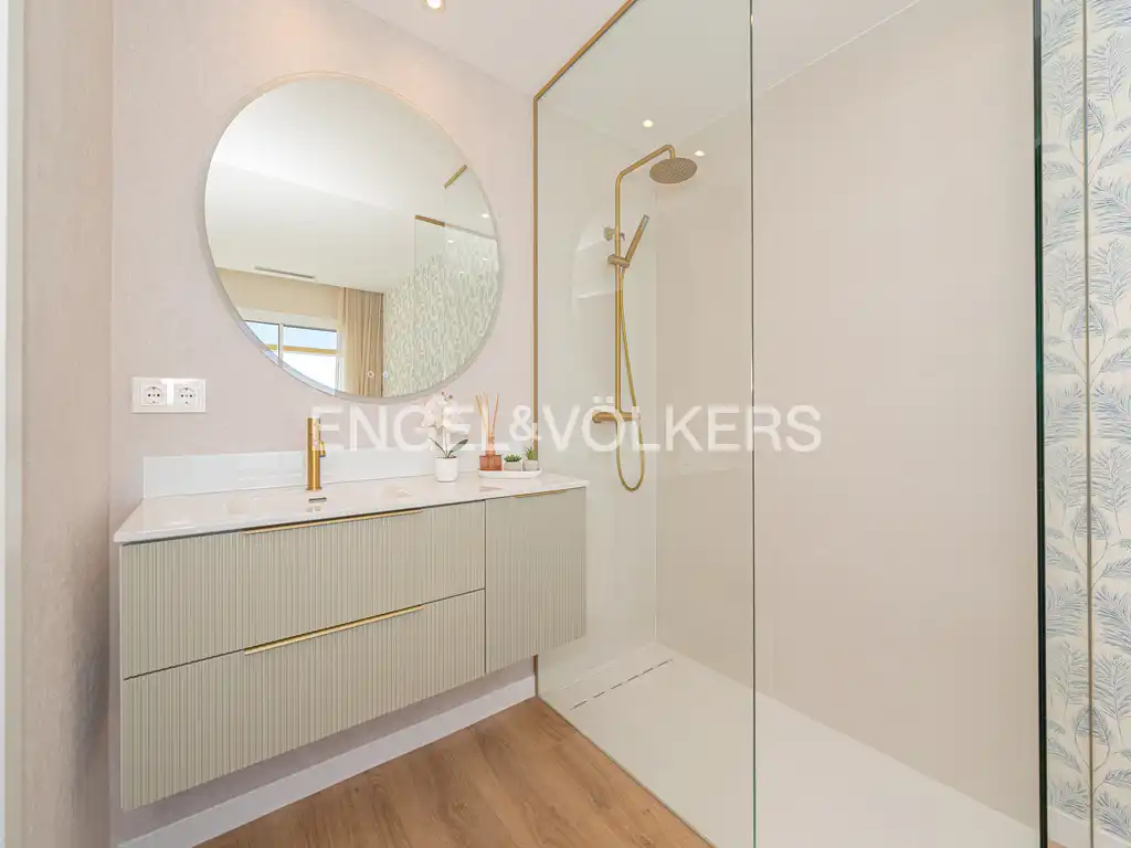 Bathroom of Flat for sale in Benidorm  with Air Conditioner, Terrace and Jacuzzi