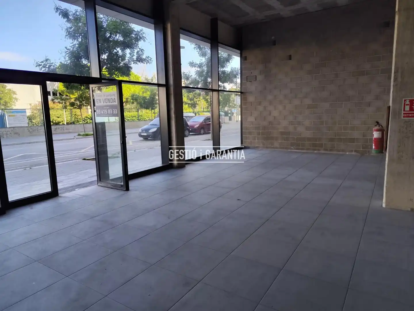 Vista exterior de Local en venta en L'Hospitalet de Llobregat