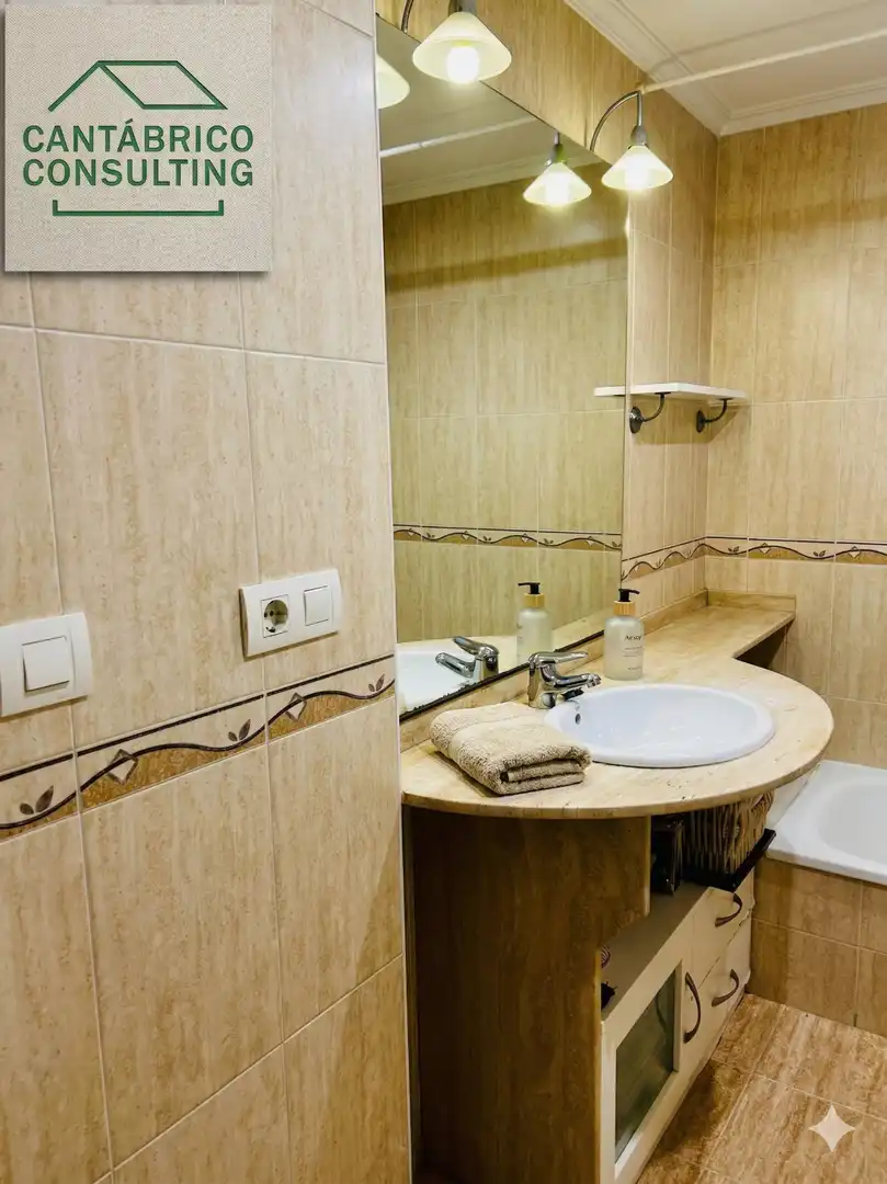 Badezimmer von Maisonette zum Verkauf in Navia mit Heizung, Parkett und Möbliert