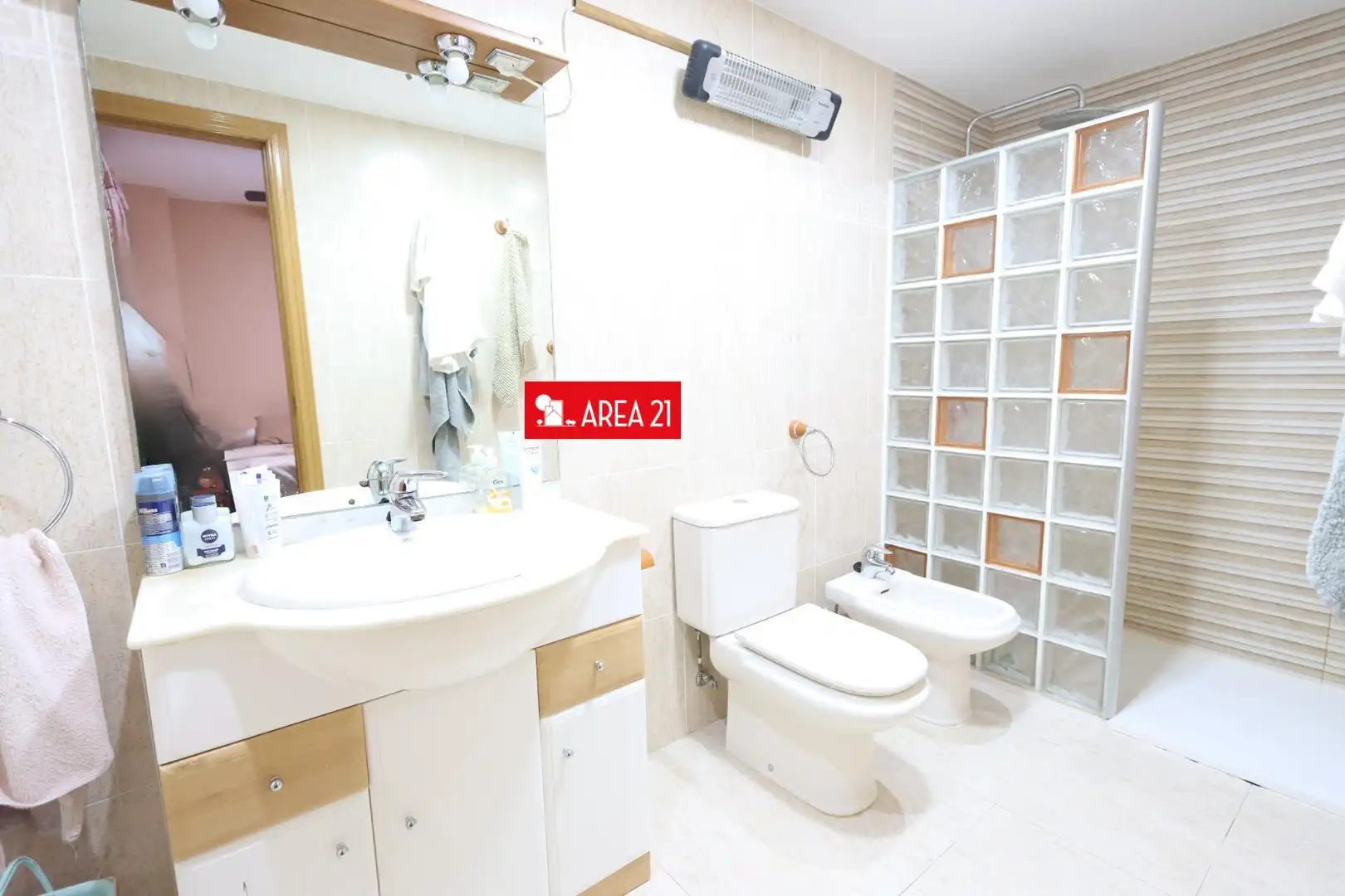 Baño de Piso en venta en La Pobla de Vallbona con Aire acondicionado, Calefacción y Trastero