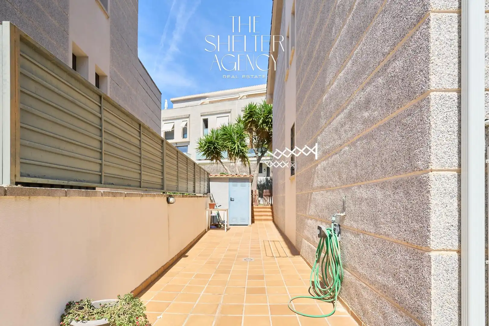 Vista exterior de Casa adosada en venda en Sitges amb Calefacció, Jardí privat i Piscina comunitària