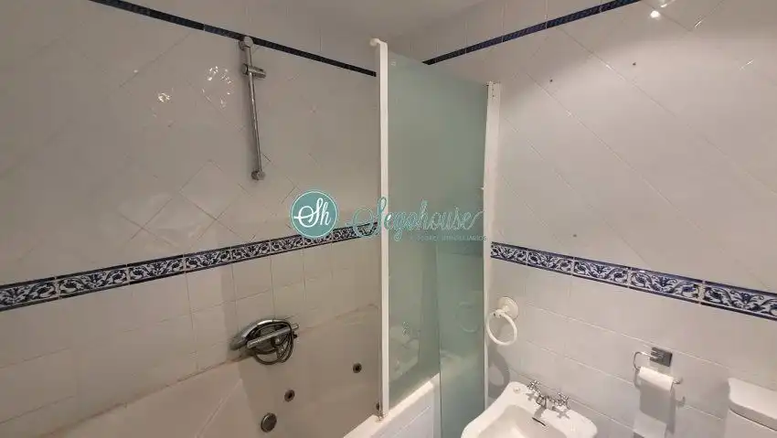 Bany de Pis en venda en Segovia amb Calefacció, Parquet i Terrassa