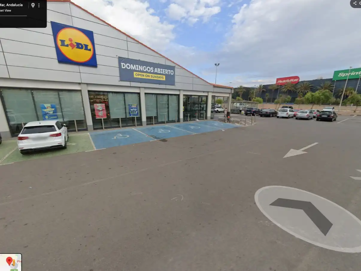 Commercial properties for rent in Roquetas de Mar  with Air Conditioner, Heating and Internet