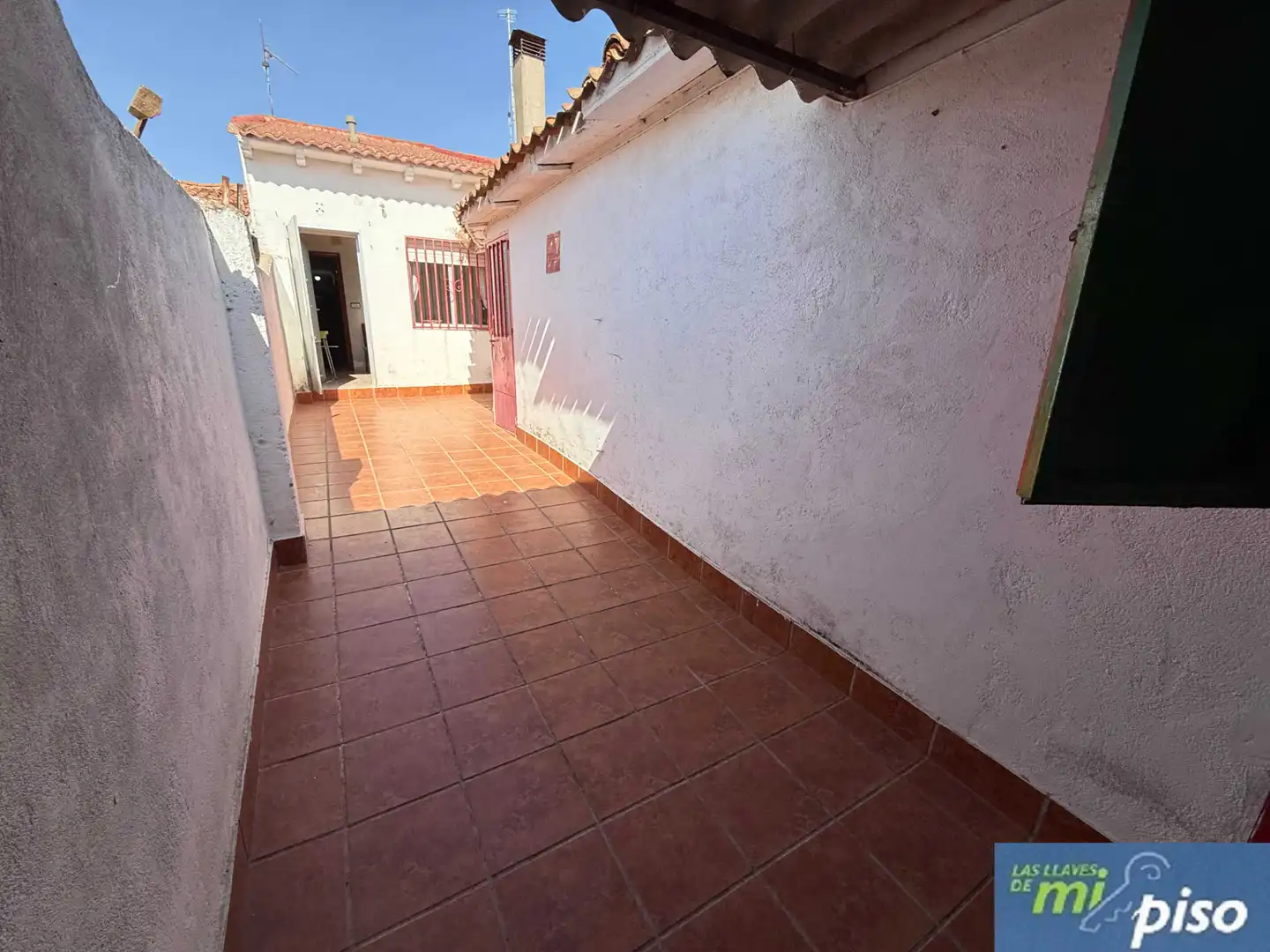 Vista exterior de Casa o xalet en venda en Nava del Rey amb Calefacció, Jardí privat i Terrassa
