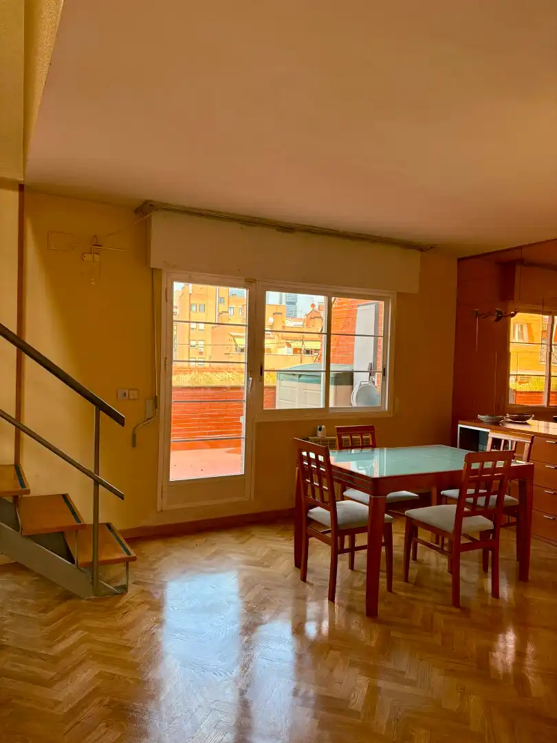 Menjador de Dúplex de lloguer en Madrid amb Aire condicionat, Calefacció i Terrassa