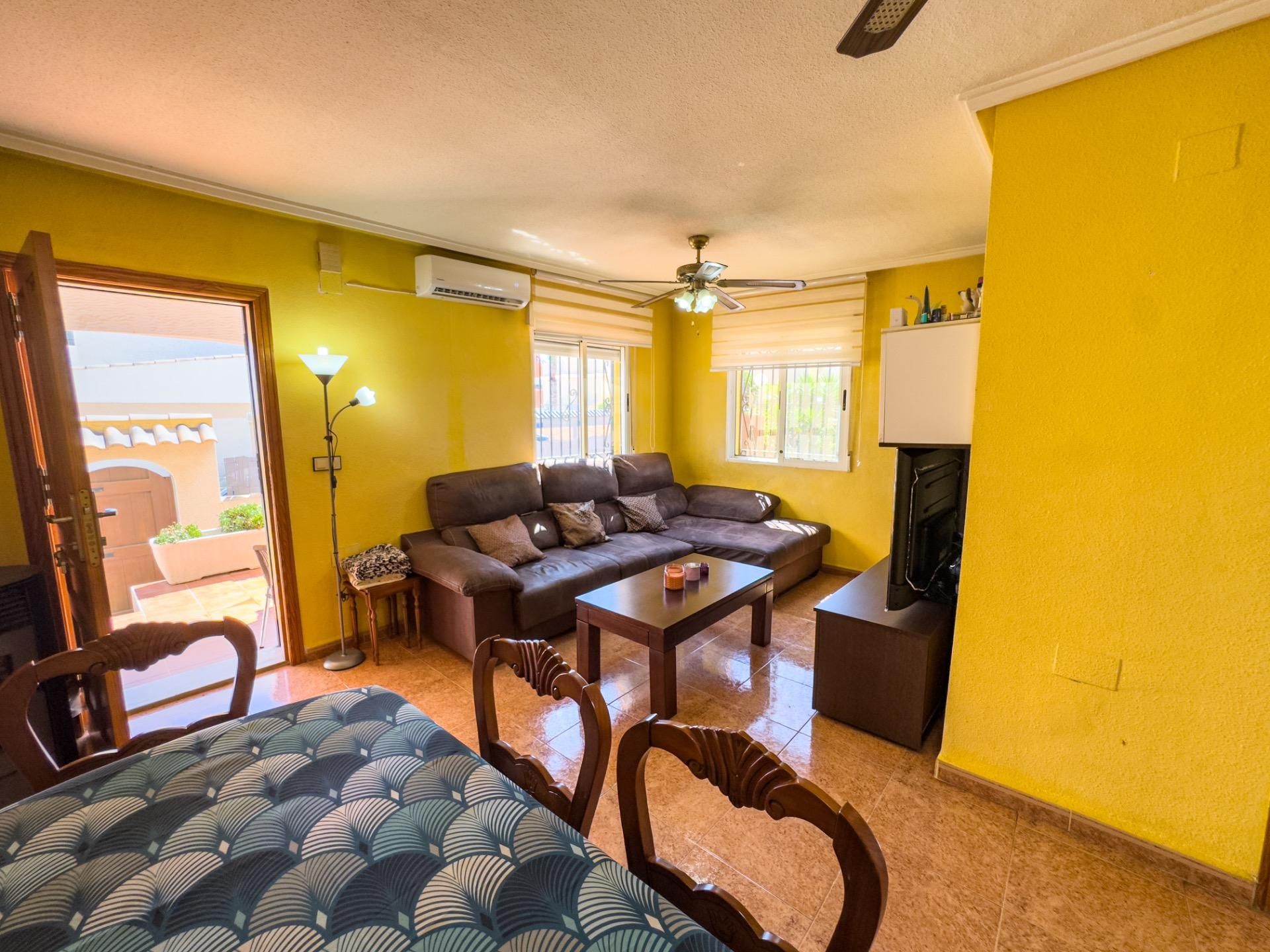 Sala d'estar de Casa adosada en venda en Orihuela amb Aire condicionat, Jardí privat i Terrassa