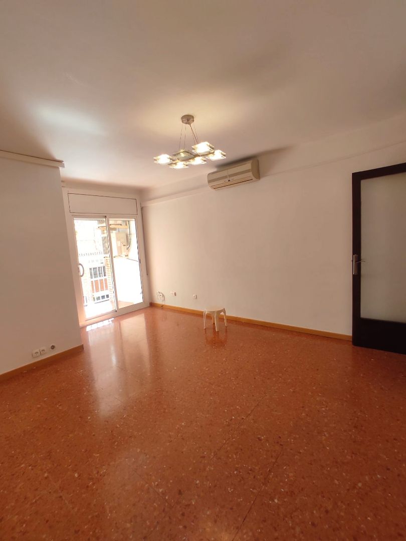 Sala d'estar de Pis de lloguer en  Barcelona Capital amb Aire condicionat i Balcó