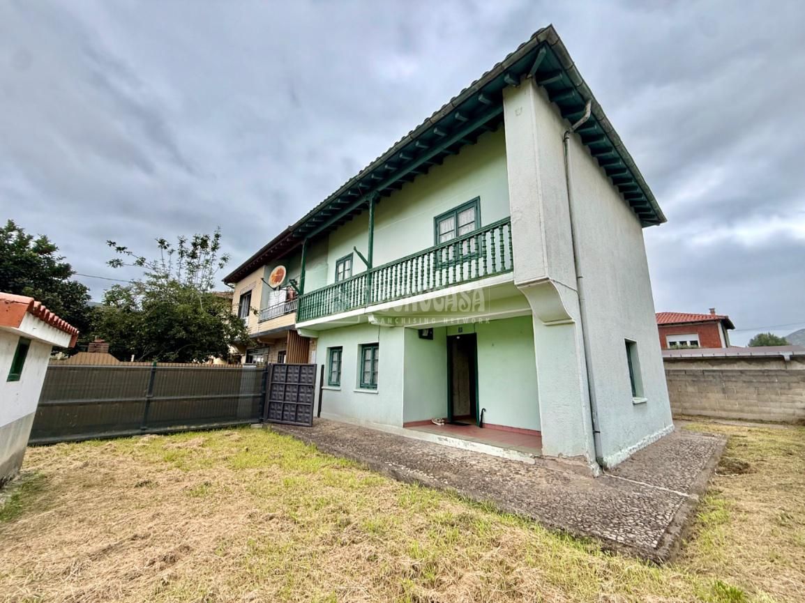 Casa adosada en venda a Los Corrales de Buelna