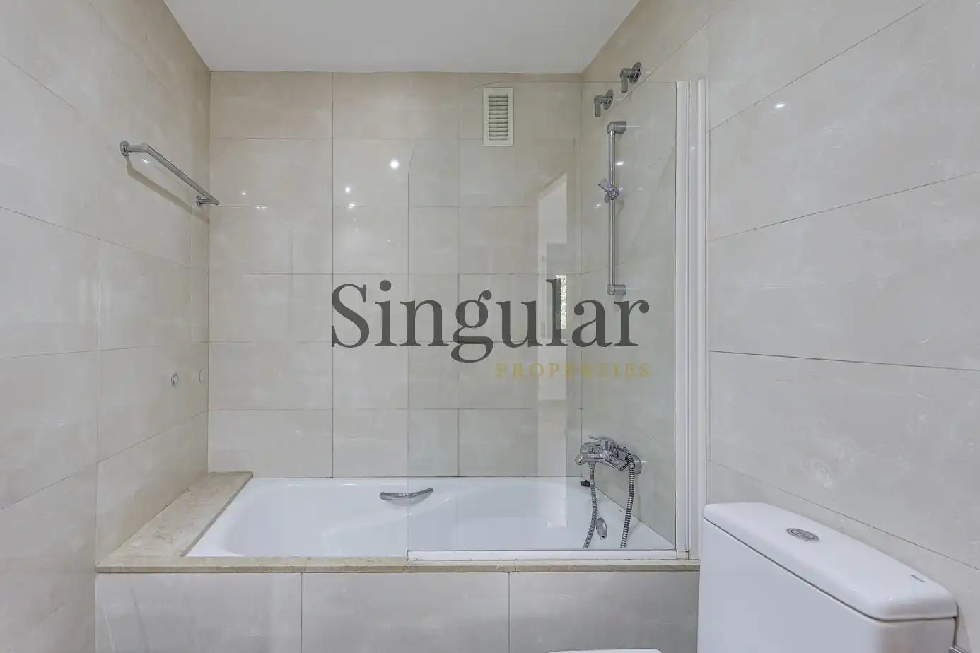 Badezimmer von Wohnung zum Verkauf in Sant Cugat del Vallès mit Privatgarten, Terrasse und Abstellraum