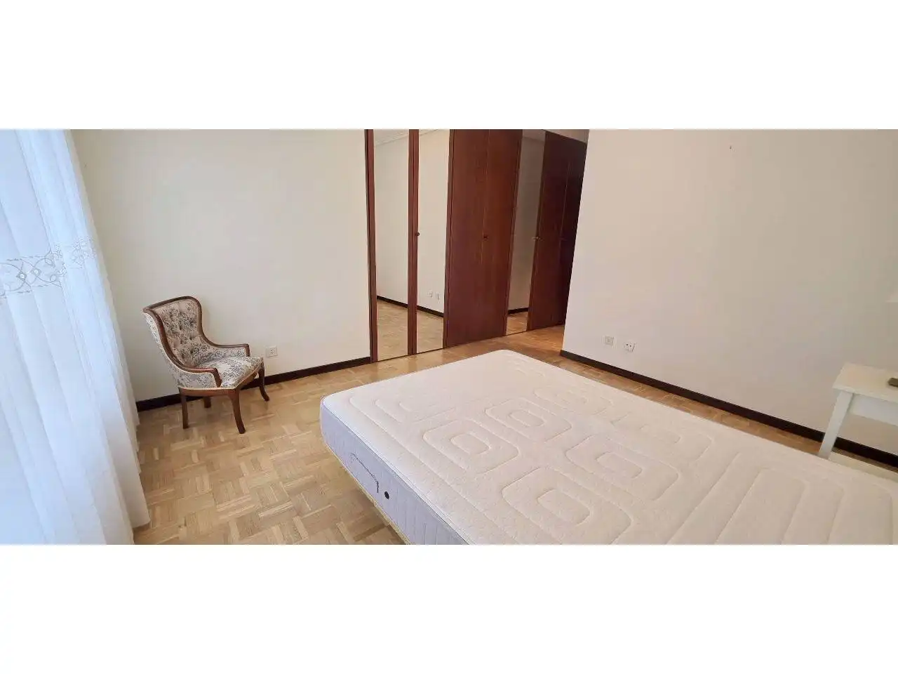 Dormitori de Pis de lloguer en  Logroño amb Calefacció, Parquet i Terrassa