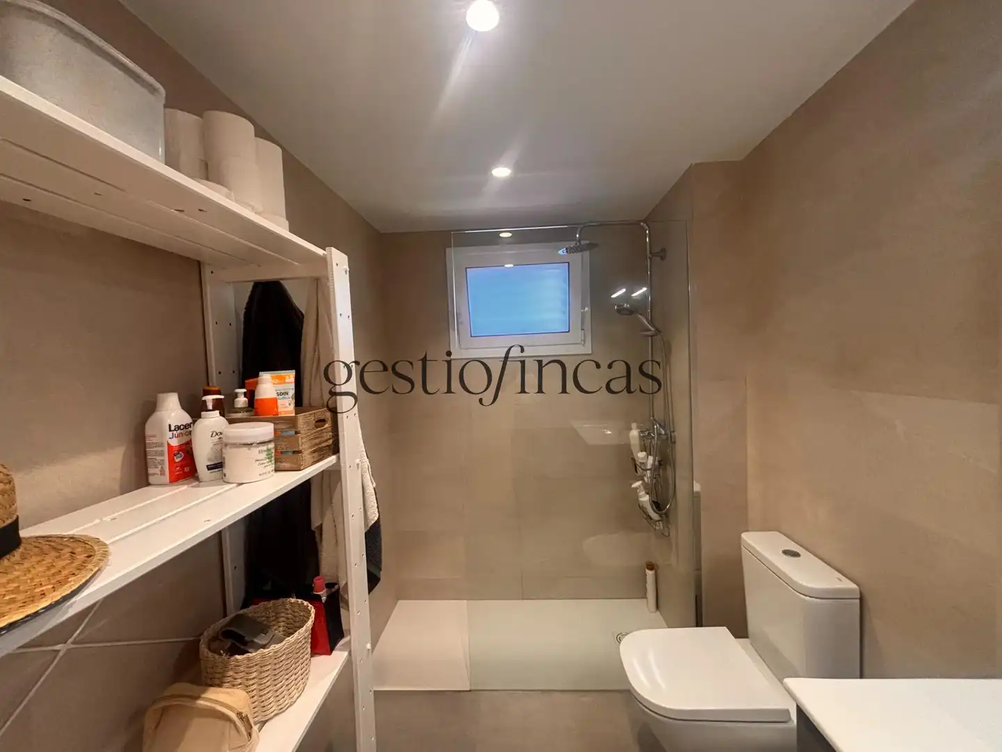 Baño de Apartamento de alquiler en Cambrils con Aire acondicionado, Calefacción y Terraza