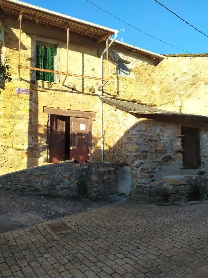 Vista exterior de Casa adosada en venda en Molinaseca