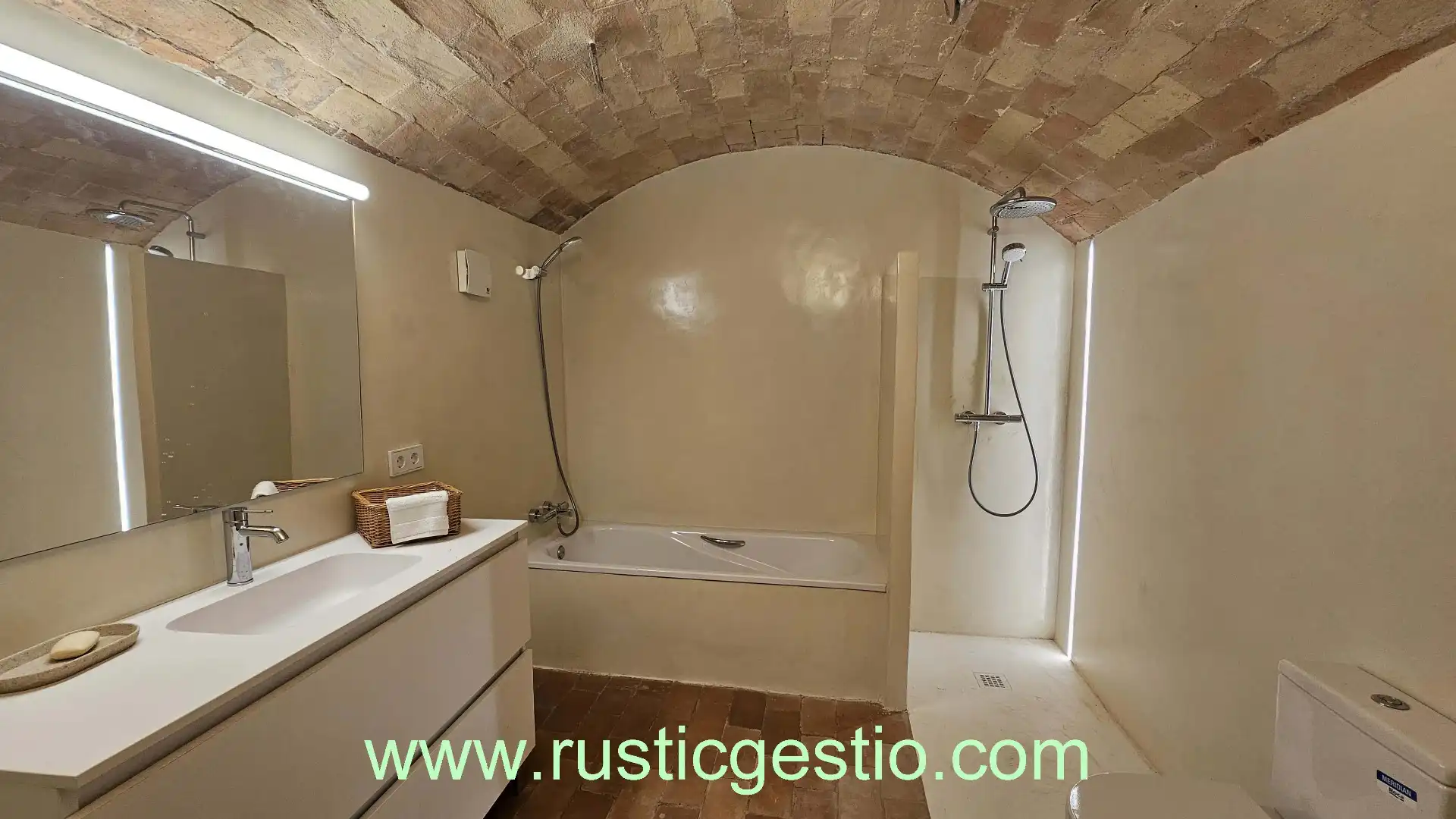Badezimmer von Country house zum Verkauf in Navata mit Privatgarten, Terrasse und Schwimmbad